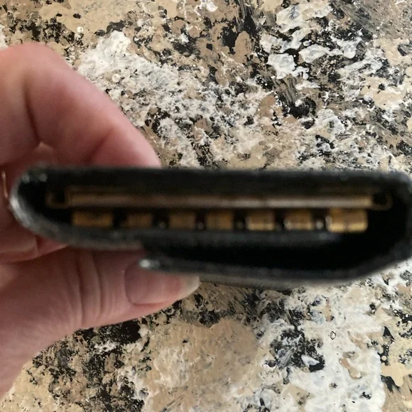 Louis Vuitton VINTAGE Epi 6 Key Holder in a beautiful noir color. - Picture 5 of 12